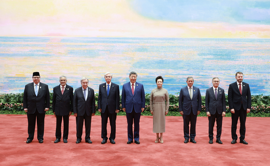 7月17日上午,国家主席习近平在上海世界会客厅出席2026世界人工智能大会暨人工智能全球治理高级别会议开幕式并发表主旨讲话。这是7月16日晚,习近平和夫人彭丽媛在世界会客厅为与会国际贵宾举行欢迎宴会。 7月17日上午,国家主席习近平在上海世界会客厅出席2026世界人工智能大会暨人工智能全球治理高级别会议开幕式并发表主旨讲话。这是7月16日晚,习近平和夫人彭丽媛在世界会客厅为与会国际贵宾举行欢迎宴会。