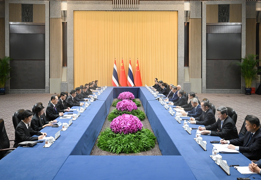 7月17日下午,国家主席习近平在上海西郊宾馆会见来华出席2026世界人工智能大会暨人工智能全球治理高级别会议并进行正式访问的泰国总理阿努廷。 7月17日下午,国家主席习近平在上海西郊宾馆会见来华出席2026世界人工智能大会暨人工智能全球治理高级别会议并进行正式访问的泰国总理阿努廷。