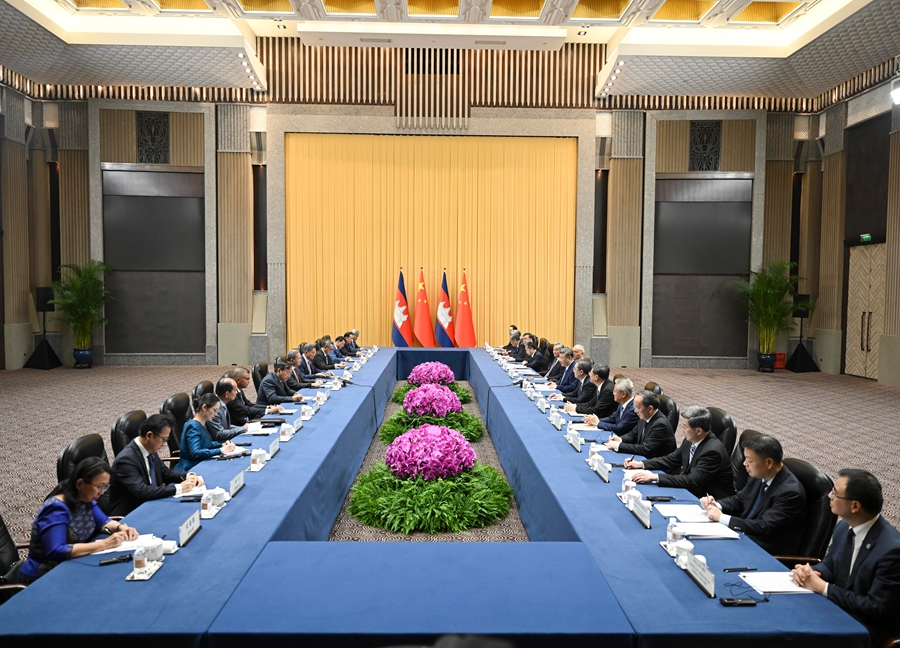 7月17日下午,国家主席习近平在上海西郊宾馆会见来华出席2026世界人工智能大会暨人工智能全球治理高级别会议并进行工作访问的柬埔寨首相洪玛奈。 7月17日下午,国家主席习近平在上海西郊宾馆会见来华出席2026世界人工智能大会暨人工智能全球治理高级别会议并进行工作访问的柬埔寨首相洪玛奈。