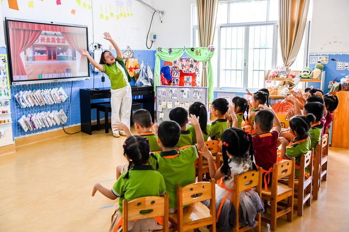 2026年7月1日,在广西玉林市兴业县第一实验幼儿园,老师带领学生做游戏。 2026年7月1日,在广西玉林市兴业县第一实验幼儿园,老师带领学生做游戏。
