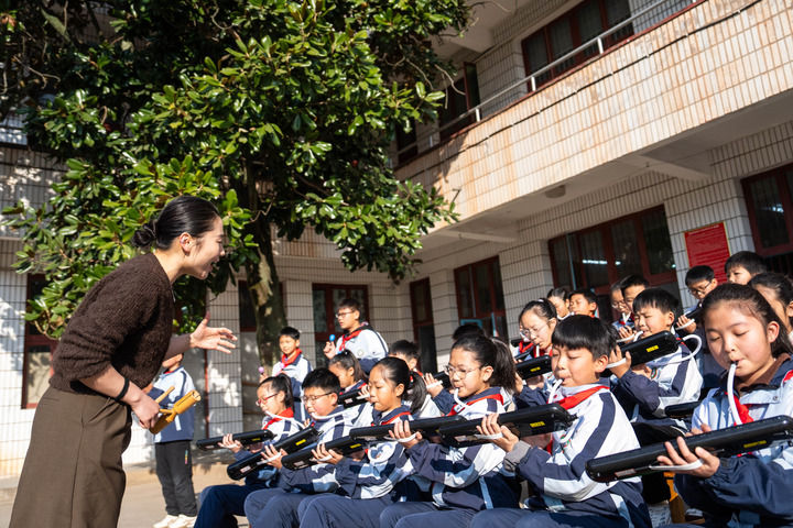 2026年1月13日,在湖南益阳南县三仙湖镇中心小学,音乐老师(左一)指导学生练习口风琴。 2026年1月13日,在湖南益阳南县三仙湖镇中心小学,音乐老师(左一)指导学生练习口风琴。