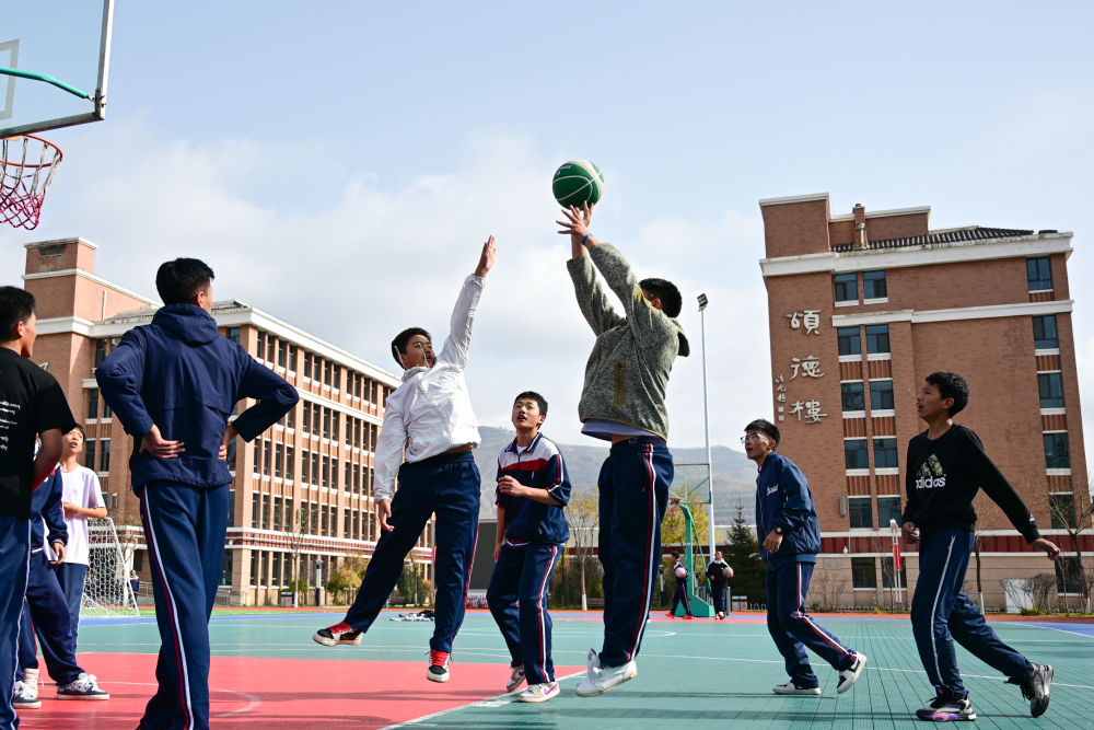 2025年11月7日,在青海西宁果洛西宁民族中学,学生在打篮球。 2025年11月7日,在青海西宁果洛西宁民族中学,学生在打篮球。