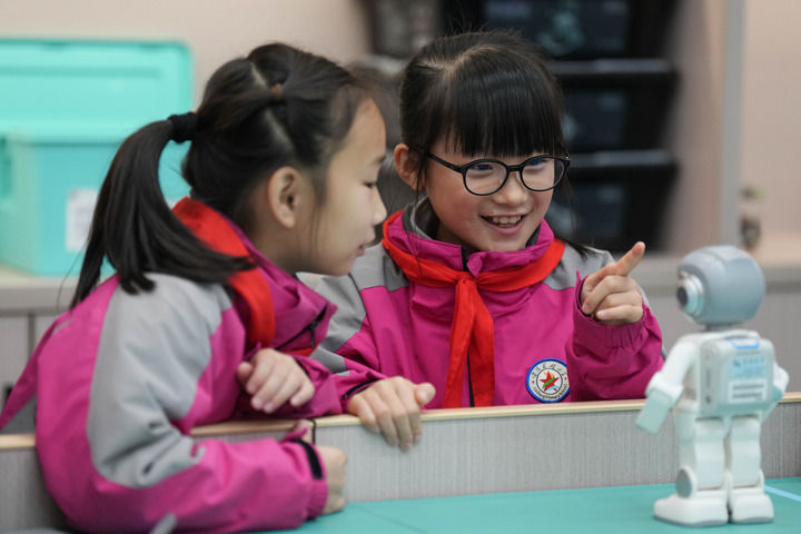2026年3月17日,学生在湖南湘江新区雷锋小学上机器人课。 2026年3月17日,学生在湖南湘江新区雷锋小学上机器人课。