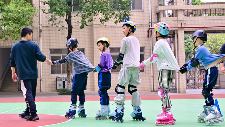 2025年12月11日,广东佛山市康复实验学校轮滑队在操场上训练。 2025年12月11日,广东佛山市康复实验学校轮滑队在操场上训练。