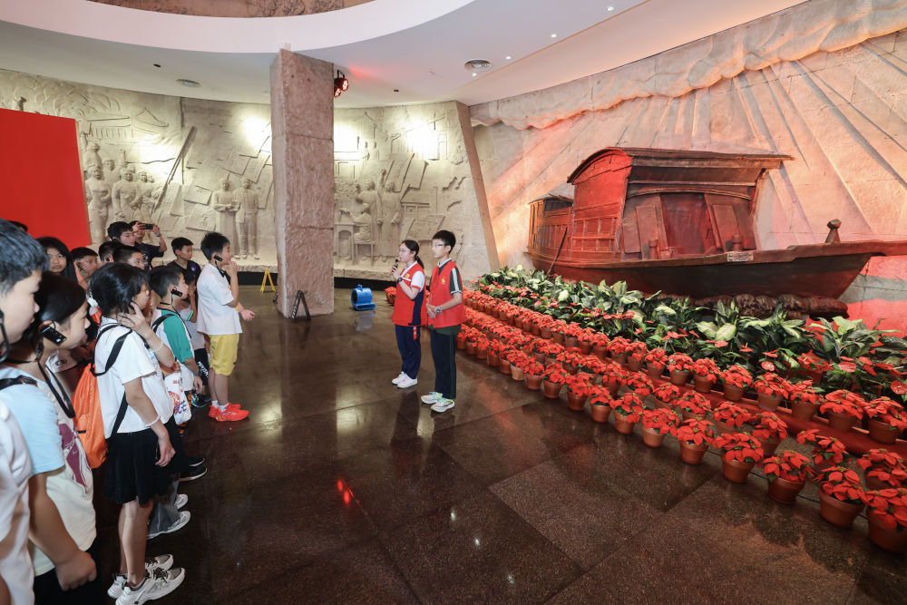 2026年6月30日,在浙江嘉兴南湖革命纪念馆,少先队红领巾讲解员为游客进行义务讲解。 2026年6月30日,在浙江嘉兴南湖革命纪念馆,少先队红领巾讲解员为游客进行义务讲解。