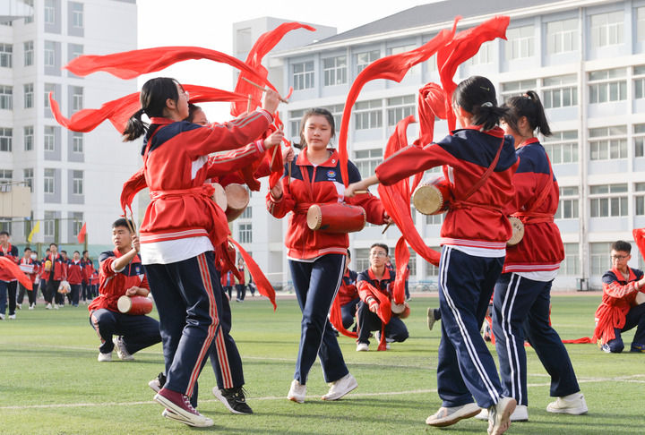 2022年4月26日,在陕西延安市延安中学枣园校区,学生练习打腰鼓。 2022年4月26日,在陕西延安市延安中学枣园校区,学生练习打腰鼓。