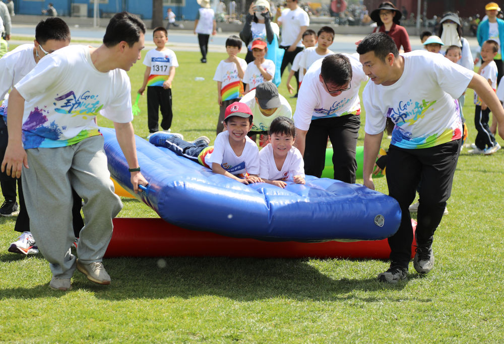 2025年4月29日,在北京市西城区京华实验学校,学生与家长参加亲子互动项目比赛。 2025年4月29日,在北京市西城区京华实验学校,学生与家长参加亲子互动项目比赛。