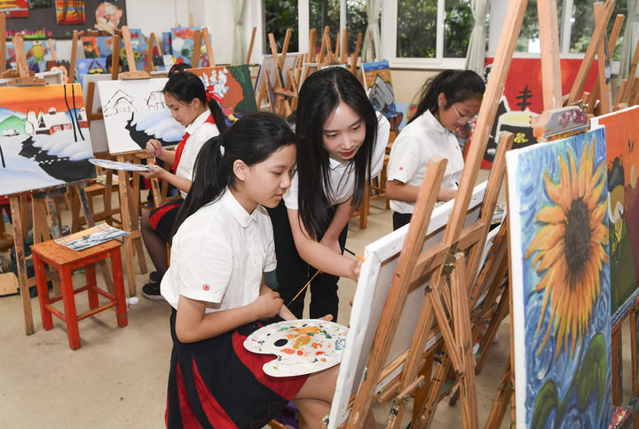 2022年9月14日,重庆谢家湾学校学生在练习绘画。(王全超 摄) 2022年9月14日,重庆谢家湾学校学生在练习绘画。(王全超 摄)