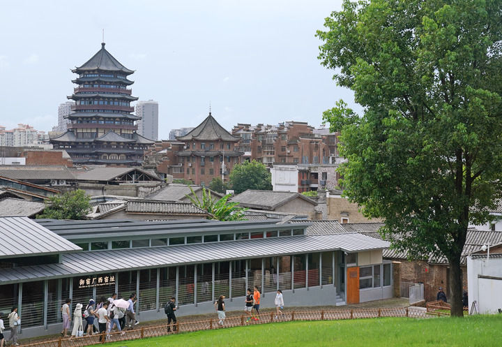 游人在景德镇陶阳里历史文化街区游览(2026年7月8日摄)。 游人在景德镇陶阳里历史文化街区游览(2026年7月8日摄)。