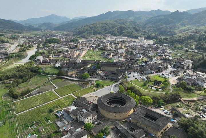 2026年4月9日,游客在福建省漳州市南靖县梅林镇参观怀远楼、和贵楼、长教溪等景点(无人机照片)。 2026年4月9日,游客在福建省漳州市南靖县梅林镇参观怀远楼、和贵楼、长教溪等景点(无人机照片)。