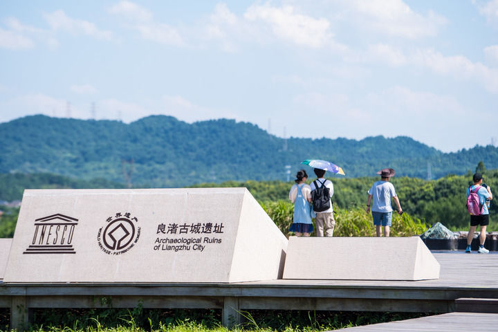 游客在位于浙江省杭州市的良渚古城遗址公园莫角山宫殿遗址参观(2024年7月4日摄)。 游客在位于浙江省杭州市的良渚古城遗址公园莫角山宫殿遗址参观(2024年7月4日摄)。