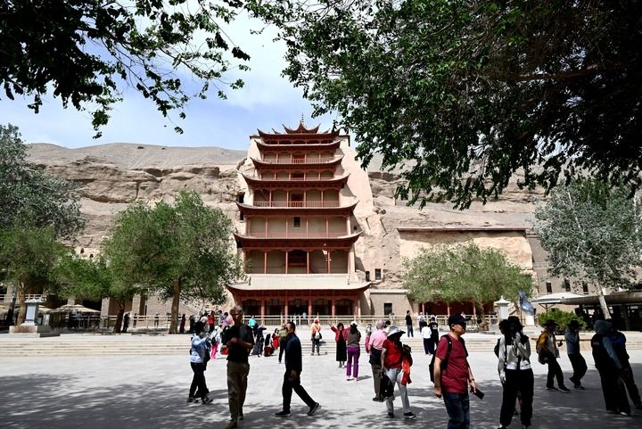 游客在甘肃省敦煌市莫高窟游览参观(2025年5月19日摄)。 游客在甘肃省敦煌市莫高窟游览参观(2025年5月19日摄)。