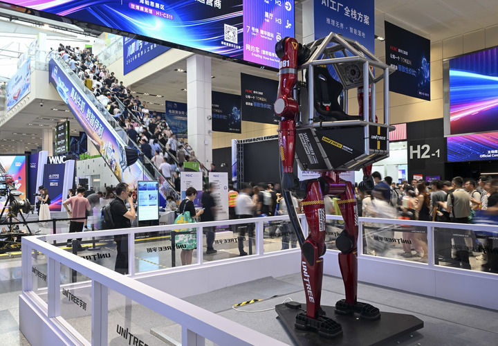 2026年7月18日在世博展览馆拍摄的宇树GD-01机器人。 2026年7月18日在世博展览馆拍摄的宇树GD-01机器人。