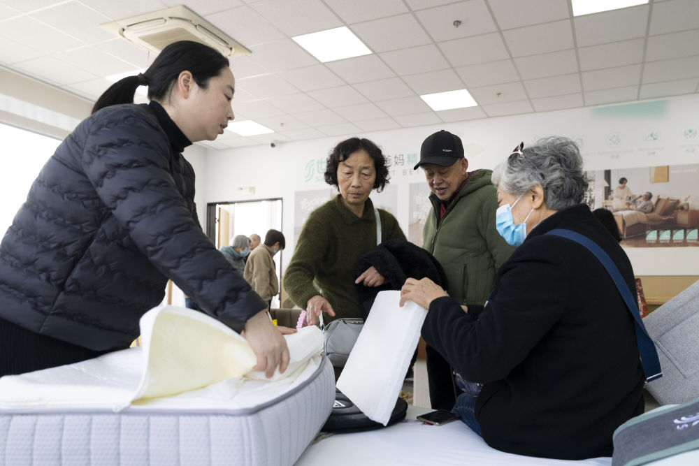 2026年1月15日,顾客在上海银发商店咨询适老化产品。 2026年1月15日,顾客在上海银发商店咨询适老化产品。