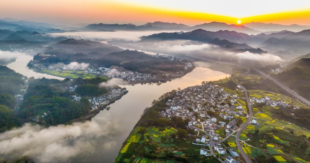 2026年3月15日在安徽省黄山市歙县雄村拍摄的新安江沿岸风景(无人机照片)。 2026年3月15日在安徽省黄山市歙县雄村拍摄的新安江沿岸风景(无人机照片)。