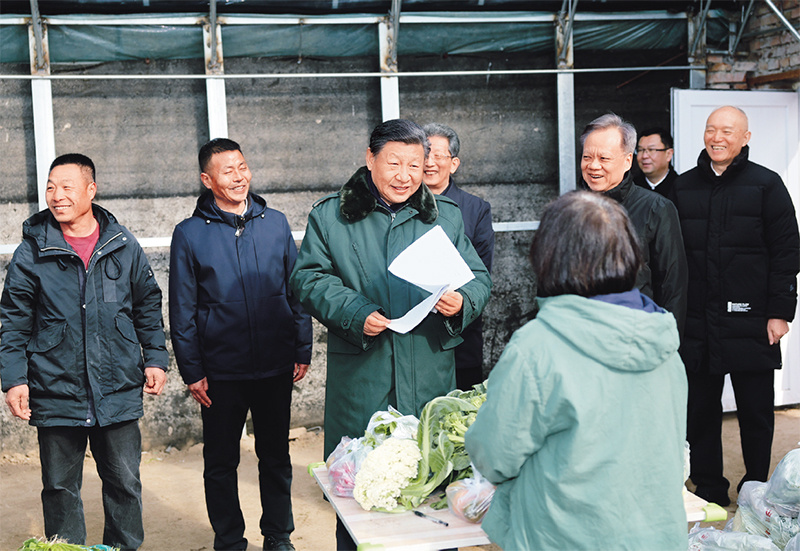 2024年2月1日至2日,中共中央总书记、国家主席、中央军委主席习近平来到天津,看望慰问基层干部群众。这是1日上午,习近平在西青区辛口镇第六埠村实地察看上年洪涝灾害后当地农业生产恢复等情况时,走进大棚同菜农亲切交流。 2024年2月1日至2日,中共中央总书记、国家主席、中央军委主席习近平来到天津,看望慰问基层干部群众。这是1日上午,习近平在西青区辛口镇第六埠村实地察看上年洪涝灾害后当地农业生产恢复等情况时,走进大棚同菜农亲切交流。