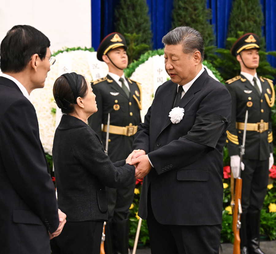 8月18日,朱镕基同志遗体在北京八宝山革命公墓火化。习近平、李强、赵乐际、王沪宁、蔡奇、丁薛祥、李希、韩正等前往八宝山送别,胡锦涛送花圈表示哀悼。这是习近平与朱镕基亲属握手,表示深切慰问。 8月18日,朱镕基同志遗体在北京八宝山革命公墓火化。习近平、李强、赵乐际、王沪宁、蔡奇、丁薛祥、李希、韩正等前往八宝山送别,胡锦涛送花圈表示哀悼。这是习近平与朱镕基亲属握手,表示深切慰问。