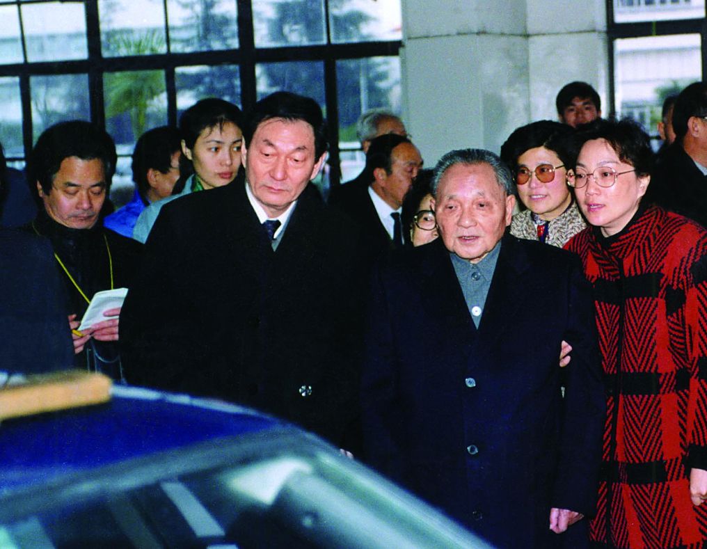 1991年2月6日,邓小平同志考察上海大众汽车有限公司,朱镕基同志陪同。 1991年2月6日,邓小平同志考察上海大众汽车有限公司,朱镕基同志陪同。