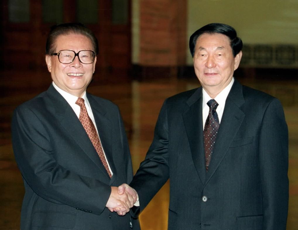 2002年10月22日,江泽民同志和朱镕基同志在北京人民大会堂合影。 2002年10月22日,江泽民同志和朱镕基同志在北京人民大会堂合影。