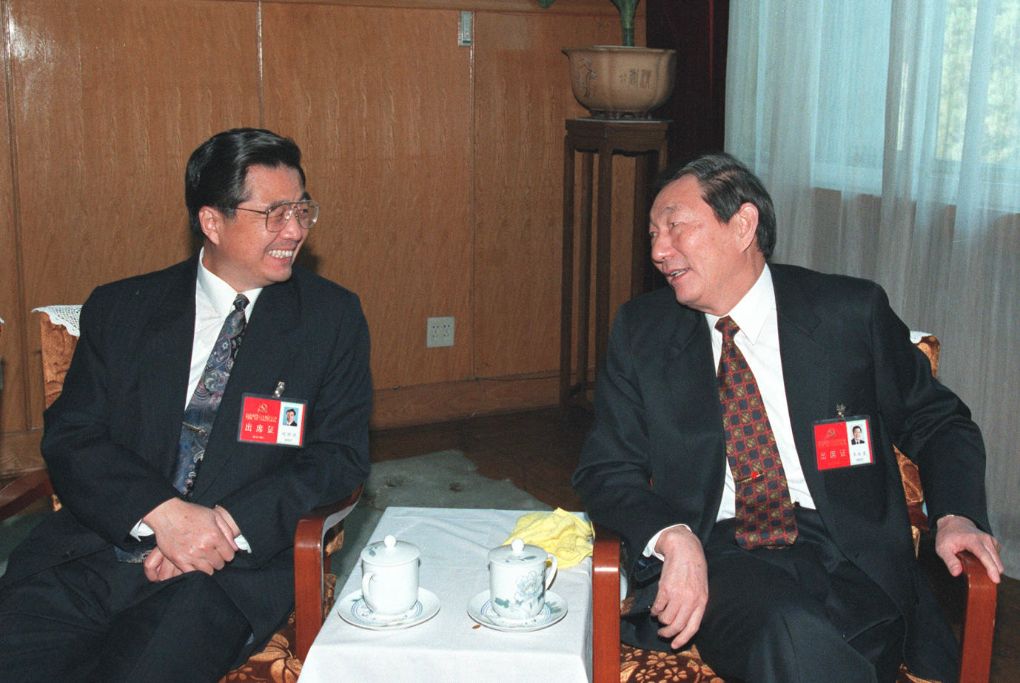 1997年9月18日,胡锦涛同志与朱镕基同志在北京人民大会堂交谈。 1997年9月18日,胡锦涛同志与朱镕基同志在北京人民大会堂交谈。