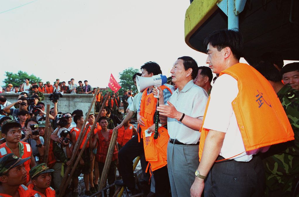1998年8月9日,朱镕基同志在江西省九江市防洪墙堵口现场指挥抗洪抢险工作。 1998年8月9日,朱镕基同志在江西省九江市防洪墙堵口现场指挥抗洪抢险工作。