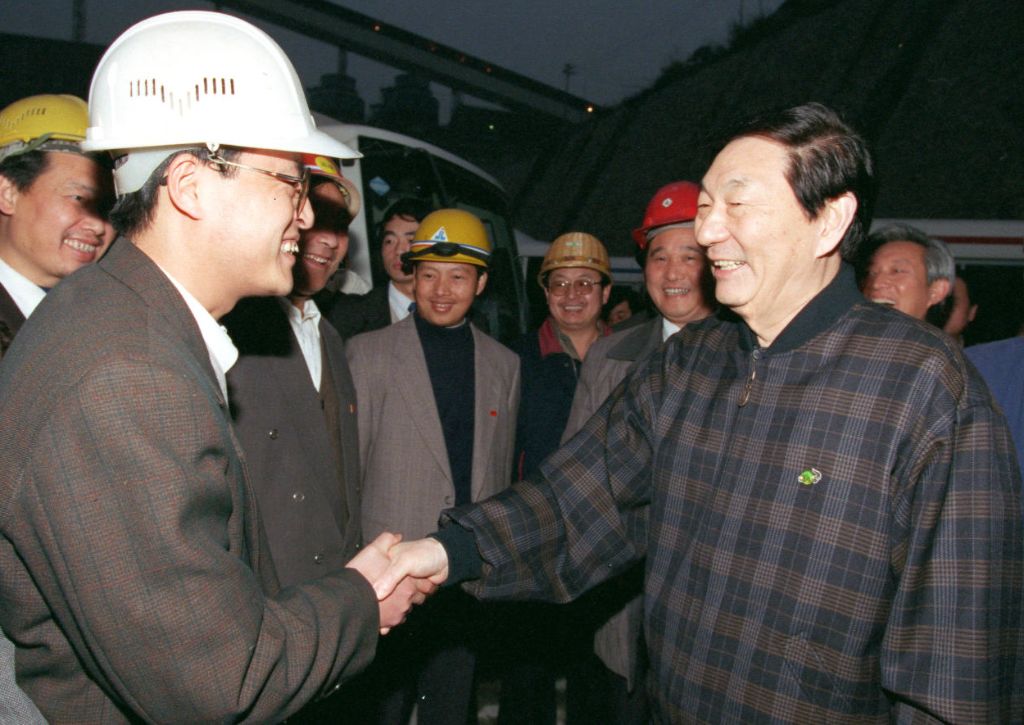 1998年12月29日,朱镕基同志在三峡工程施工现场与技术人员亲切握手。 1998年12月29日,朱镕基同志在三峡工程施工现场与技术人员亲切握手。