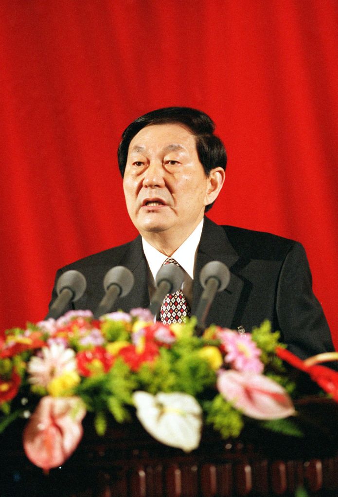 1999年3月5日,朱镕基同志在第九届全国人民代表大会第二次会议上作政府工作报告。 1999年3月5日,朱镕基同志在第九届全国人民代表大会第二次会议上作政府工作报告。