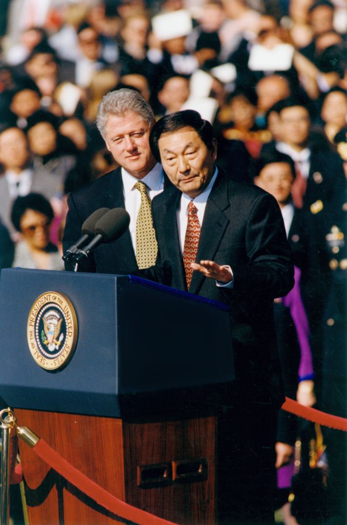 1999年4月8日,朱镕基同志访问美国期间出席美国总统克林顿在华盛顿举行的欢迎仪式并发表讲话。 1999年4月8日,朱镕基同志访问美国期间出席美国总统克林顿在华盛顿举行的欢迎仪式并发表讲话。