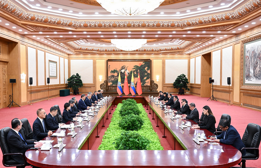 8月18日下午,国家主席习近平在北京人民大会堂同来华进行国事访问的厄瓜多尔总统诺沃亚举行会谈。 8月18日下午,国家主席习近平在北京人民大会堂同来华进行国事访问的厄瓜多尔总统诺沃亚举行会谈。