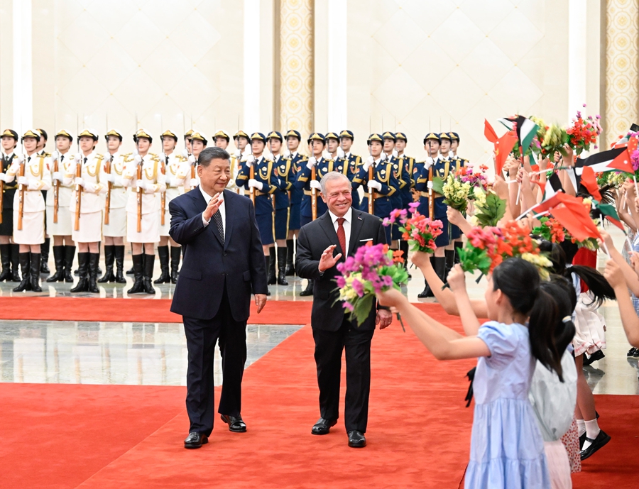 8月24日下午，国家主席习近平在北京人民大会堂同来华进行国事访问的约旦国王阿卜杜拉二世举行会谈。这是会谈前，习近平在人民大会堂北大厅为阿卜杜拉二世举行欢迎仪式。