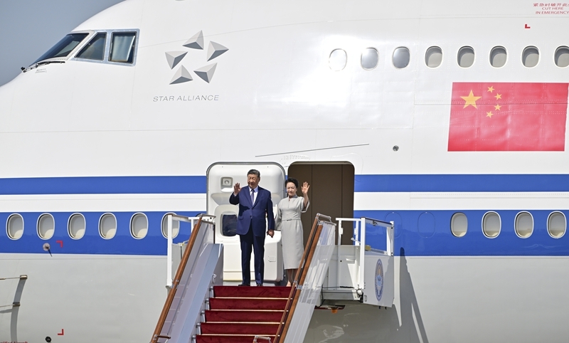 当地时间8月30日下午,国家主席习近平乘专机抵达比什凯克,应吉尔吉斯斯坦总统扎帕罗夫邀请,出席2026年上海合作组织峰会并对吉尔吉斯斯坦进行国事访问。这是习近平和夫人彭丽媛步出舱门。 当地时间8月30日下午,国家主席习近平乘专机抵达比什凯克,应吉尔吉斯斯坦总统扎帕罗夫邀请,出席2026年上海合作组织峰会并对吉尔吉斯斯坦进行国事访问。这是习近平和夫人彭丽媛步出舱门。
