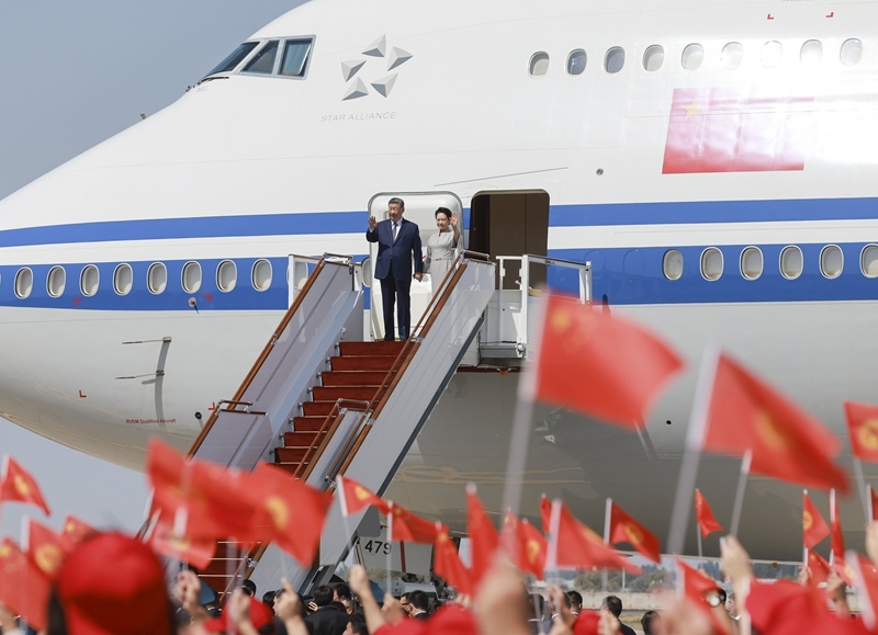 当地时间8月30日下午,国家主席习近平乘专机抵达比什凯克,应吉尔吉斯斯坦总统扎帕罗夫邀请,出席2026年上海合作组织峰会并对吉尔吉斯斯坦进行国事访问。这是习近平和夫人彭丽媛步出舱门。 当地时间8月30日下午,国家主席习近平乘专机抵达比什凯克,应吉尔吉斯斯坦总统扎帕罗夫邀请,出席2026年上海合作组织峰会并对吉尔吉斯斯坦进行国事访问。这是习近平和夫人彭丽媛步出舱门。