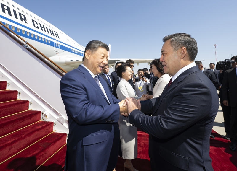 当地时间8月30日下午,国家主席习近平乘专机抵达比什凯克,应吉尔吉斯斯坦总统扎帕罗夫邀请,出席2026年上海合作组织峰会并对吉尔吉斯斯坦进行国事访问。习近平和夫人彭丽媛抵达比什凯克玛纳斯国际机场时,扎帕罗夫总统夫妇热情迎接。 当地时间8月30日下午,国家主席习近平乘专机抵达比什凯克,应吉尔吉斯斯坦总统扎帕罗夫邀请,出席2026年上海合作组织峰会并对吉尔吉斯斯坦进行国事访问。习近平和夫人彭丽媛抵达比什凯克玛纳斯国际机场时,扎帕罗夫总统夫妇热情迎接。