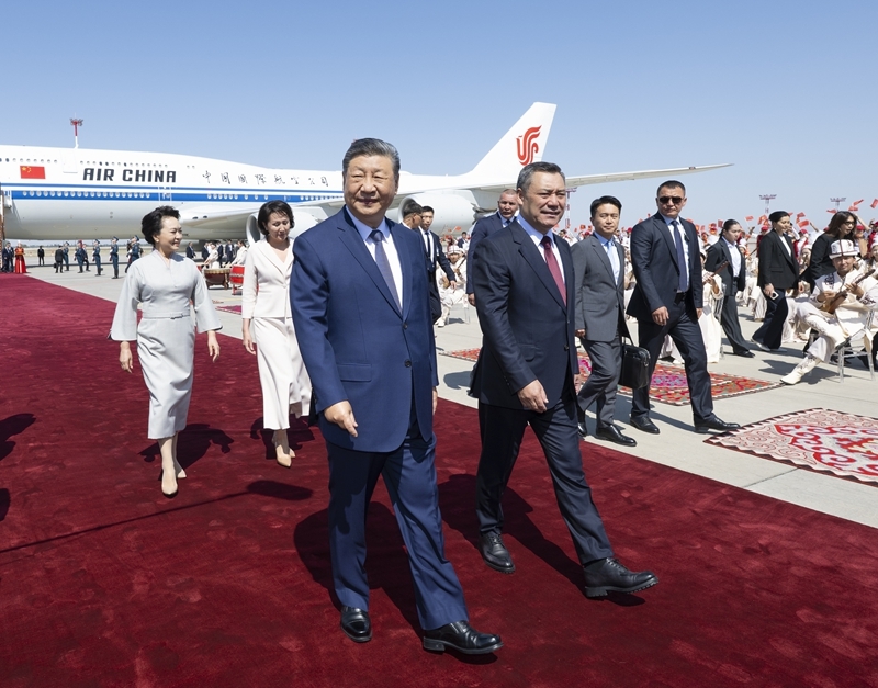 当地时间8月30日下午,国家主席习近平乘专机抵达比什凯克,应吉尔吉斯斯坦总统扎帕罗夫邀请,出席2026年上海合作组织峰会并对吉尔吉斯斯坦进行国事访问。习近平和夫人彭丽媛抵达比什凯克玛纳斯国际机场时,扎帕罗夫总统夫妇热情迎接。 当地时间8月30日下午,国家主席习近平乘专机抵达比什凯克,应吉尔吉斯斯坦总统扎帕罗夫邀请,出席2026年上海合作组织峰会并对吉尔吉斯斯坦进行国事访问。习近平和夫人彭丽媛抵达比什凯克玛纳斯国际机场时,扎帕罗夫总统夫妇热情迎接。
