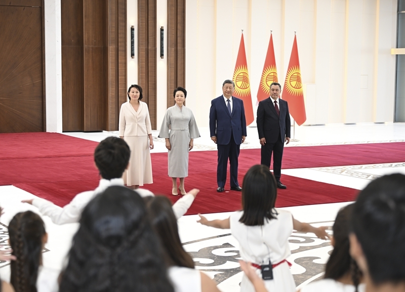 当地时间8月30日下午,国家主席习近平乘专机抵达比什凯克,应吉尔吉斯斯坦总统扎帕罗夫邀请,出席2026年上海合作组织峰会并对吉尔吉斯斯坦进行国事访问。习近平和夫人彭丽媛抵达比什凯克玛纳斯国际机场时,扎帕罗夫总统夫妇热情迎接。这是两国元首夫妇共同欣赏当地青少年演唱中国歌曲。 当地时间8月30日下午,国家主席习近平乘专机抵达比什凯克,应吉尔吉斯斯坦总统扎帕罗夫邀请,出席2026年上海合作组织峰会并对吉尔吉斯斯坦进行国事访问。习近平和夫人彭丽媛抵达比什凯克玛纳斯国际机场时,扎帕罗夫总统夫妇热情迎接。这是两国元首夫妇共同欣赏当地青少年演唱中国歌曲。