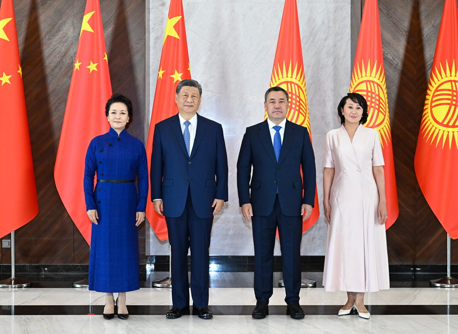 当地时间8月31日上午，吉尔吉斯斯坦总统扎帕罗夫同中国国家主席习近平在比什凯克和谐宫举行会谈。这是习近平和夫人彭丽媛同扎帕罗夫和夫人扎帕罗娃在两国国旗前合影。