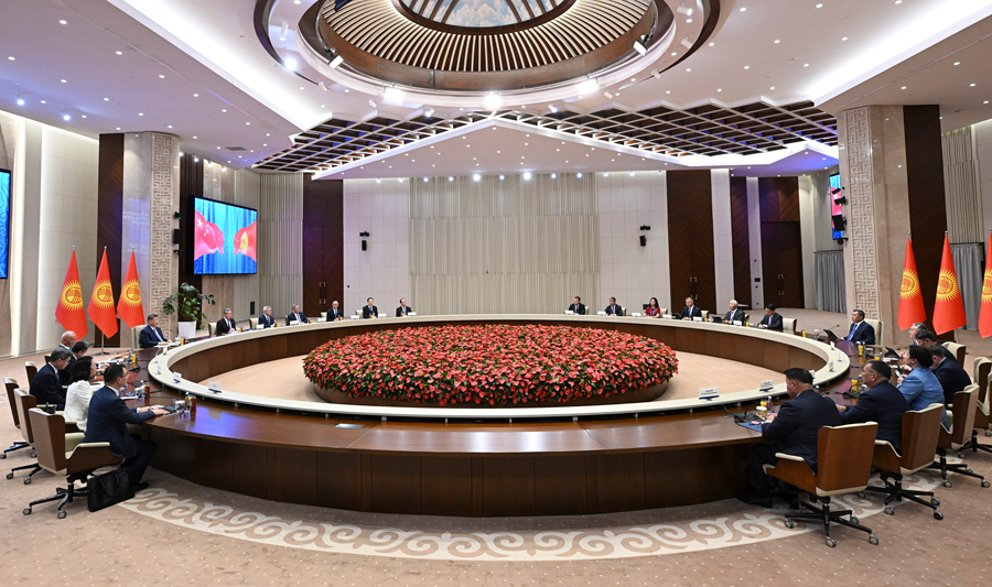 当地时间8月31日上午，吉尔吉斯斯坦总统扎帕罗夫同中国国家主席习近平在比什凯克和谐宫举行会谈。