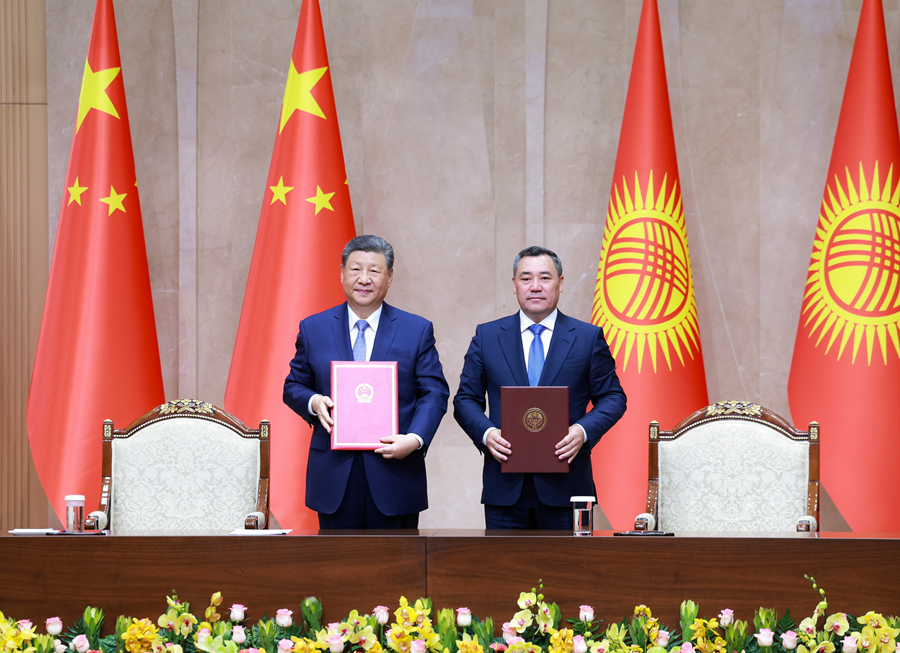 当地时间8月31日上午，吉尔吉斯斯坦总统扎帕罗夫同中国国家主席习近平在比什凯克和谐宫举行会谈。会谈后，两国元首共同签署《中华人民共和国和吉尔吉斯共和国关于高质量发展新时代全面战略伙伴关系的联合宣言》、《中华人民共和国和吉尔吉斯共和国永久睦邻友好合作条约》，见证双方交换投资、交通、海关、友城等领域双边合作文本。
