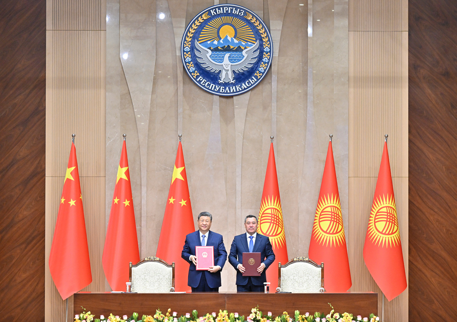 当地时间8月31日上午，吉尔吉斯斯坦总统扎帕罗夫同中国国家主席习近平在比什凯克和谐宫举行会谈。会谈后，两国元首共同签署《中华人民共和国和吉尔吉斯共和国关于高质量发展新时代全面战略伙伴关系的联合宣言》、《中华人民共和国和吉尔吉斯共和国永久睦邻友好合作条约》，见证双方交换投资、交通、海关、友城等领域双边合作文本。