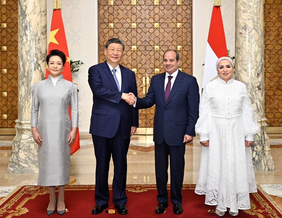当地时间9月2日上午,埃及总统塞西同中国国家主席习近平在开罗太阳宫举行会谈。这是习近平和夫人彭丽媛同塞西和夫人依缇萨尔在两国国旗前合影。 当地时间9月2日上午,埃及总统塞西同中国国家主席习近平在开罗太阳宫举行会谈。这是习近平和夫人彭丽媛同塞西和夫人依缇萨尔在两国国旗前合影。