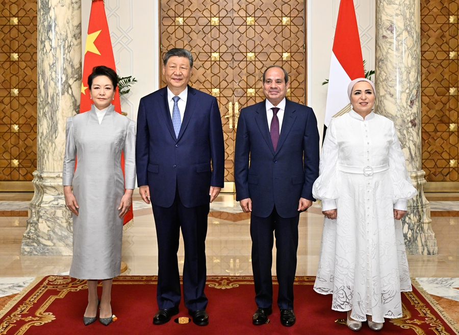 当地时间9月2日上午,埃及总统塞西同中国国家主席习近平在开罗太阳宫举行会谈。这是习近平和夫人彭丽媛同塞西和夫人依缇萨尔在两国国旗前合影。 当地时间9月2日上午,埃及总统塞西同中国国家主席习近平在开罗太阳宫举行会谈。这是习近平和夫人彭丽媛同塞西和夫人依缇萨尔在两国国旗前合影。