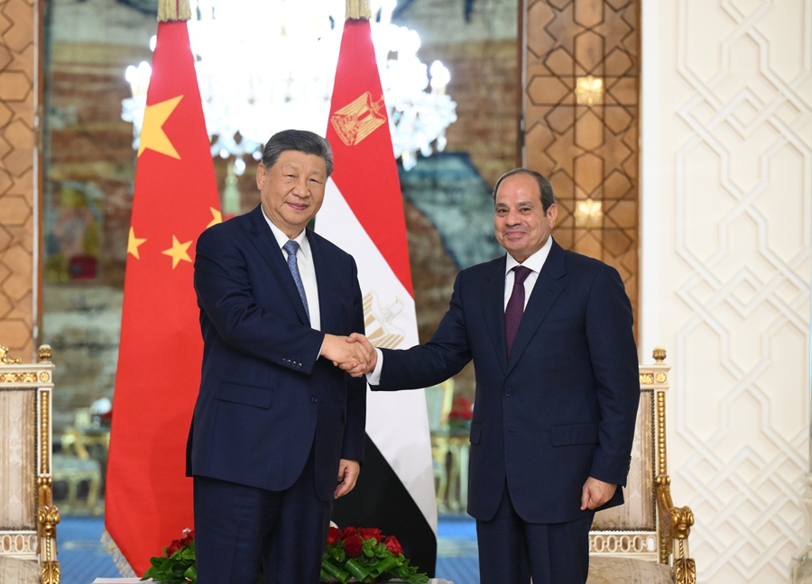 当地时间9月2日上午,埃及总统塞西同中国国家主席习近平在开罗太阳宫举行会谈。会谈后,两国元首共同见证签署共建“一带一路”、人工智能、经贸、产供链合作等领域多项合作文件。 当地时间9月2日上午,埃及总统塞西同中国国家主席习近平在开罗太阳宫举行会谈。会谈后,两国元首共同见证签署共建“一带一路”、人工智能、经贸、产供链合作等领域多项合作文件。