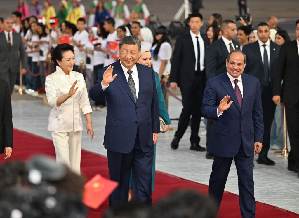 当地时间9月1日晚,国家主席习近平乘专机抵达开罗,应埃及总统塞西邀请,对埃及进行国事访问。习近平和夫人彭丽媛抵达开罗国际机场时,塞西总统夫妇到场热情迎接。 当地时间9月1日晚,国家主席习近平乘专机抵达开罗,应埃及总统塞西邀请,对埃及进行国事访问。习近平和夫人彭丽媛抵达开罗国际机场时,塞西总统夫妇到场热情迎接。