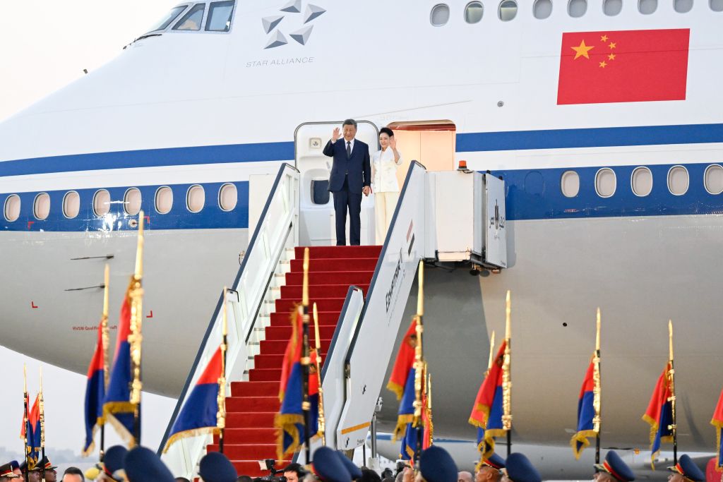 当地时间9月1日晚,国家主席习近平乘专机抵达开罗,应埃及总统塞西邀请,对埃及进行国事访问。这是习近平和夫人彭丽媛步出舱门。 当地时间9月1日晚,国家主席习近平乘专机抵达开罗,应埃及总统塞西邀请,对埃及进行国事访问。这是习近平和夫人彭丽媛步出舱门。