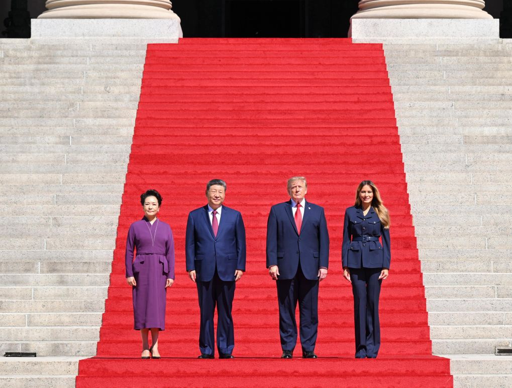 当地时间9月25日上午,国家主席习近平和夫人彭丽媛同美国总统特朗普和夫人梅拉尼娅在白宫举行茶叙。茶叙之后,习近平和彭丽媛在特朗普和梅拉尼娅陪同下参观美国国家档案馆。 当地时间9月25日上午,国家主席习近平和夫人彭丽媛同美国总统特朗普和夫人梅拉尼娅在白宫举行茶叙。茶叙之后,习近平和彭丽媛在特朗普和梅拉尼娅陪同下参观美国国家档案馆。