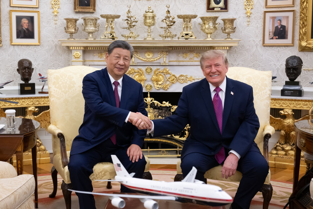 习近平同美国总统特朗普小范围交流