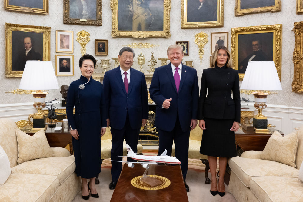 习近平同美国总统特朗普小范围交流