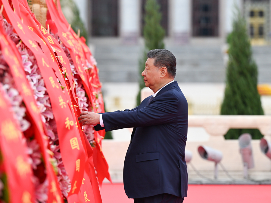 9月30日上午,党和国家领导人习近平、李强、赵乐际、王沪宁、蔡奇、丁薛祥、李希、韩正等来到北京天安门广场,出席烈士纪念日向人民英雄敬献花篮仪式。这是习近平整理花篮上的缎带。 9月30日上午,党和国家领导人习近平、李强、赵乐际、王沪宁、蔡奇、丁薛祥、李希、韩正等来到北京天安门广场,出席烈士纪念日向人民英雄敬献花篮仪式。这是习近平整理花篮上的缎带。