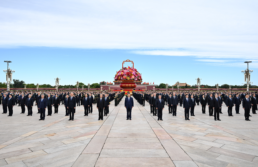 9月30日上午,党和国家领导人习近平、李强、赵乐际、王沪宁、蔡奇、丁薛祥、李希、韩正等来到北京天安门广场,出席烈士纪念日向人民英雄敬献花篮仪式。 9月30日上午,党和国家领导人习近平、李强、赵乐际、王沪宁、蔡奇、丁薛祥、李希、韩正等来到北京天安门广场,出席烈士纪念日向人民英雄敬献花篮仪式。