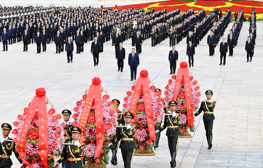 9月30日上午,党和国家领导人习近平、李强、赵乐际、王沪宁、蔡奇、丁薛祥、李希、韩正等来到北京天安门广场,出席烈士纪念日向人民英雄敬献花篮仪式。 9月30日上午,党和国家领导人习近平、李强、赵乐际、王沪宁、蔡奇、丁薛祥、李希、韩正等来到北京天安门广场,出席烈士纪念日向人民英雄敬献花篮仪式。